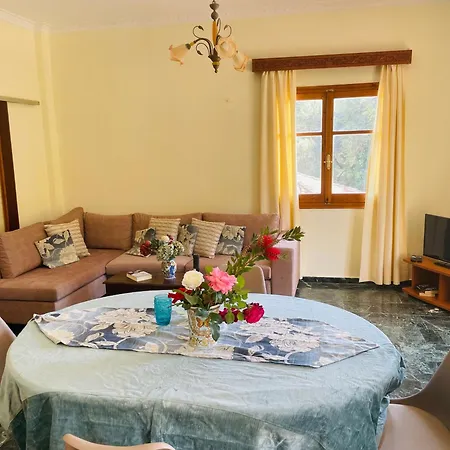 Elia Apartment *
